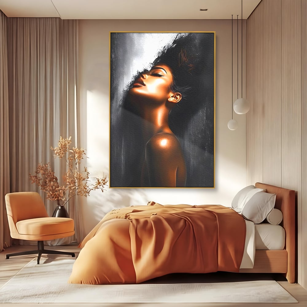 Tablou canvas cu tablou canvas cu portretul unei femei, in rama de aluminiu auriu, pe perete intr-un dormitor