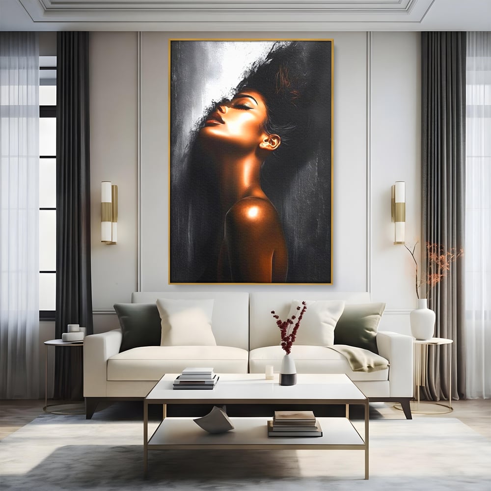 Tablou canvas cu tablou canvas cu portretul unei femei, in rama de aluminiu auriu, pe perete intr-un living