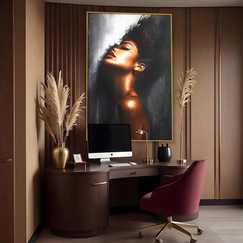 Tablou canvas cu tablou canvas cu portretul unei femei, in rama de aluminiu auriu, pe perete intr-un birou