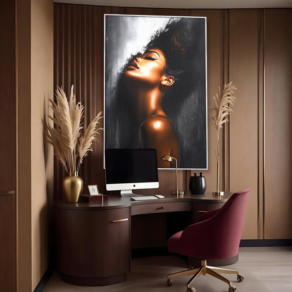 Tablou canvas cu tablou canvas cu portretul unei femei, in rama de aluminiu argintiu, pe perete intr-un birou