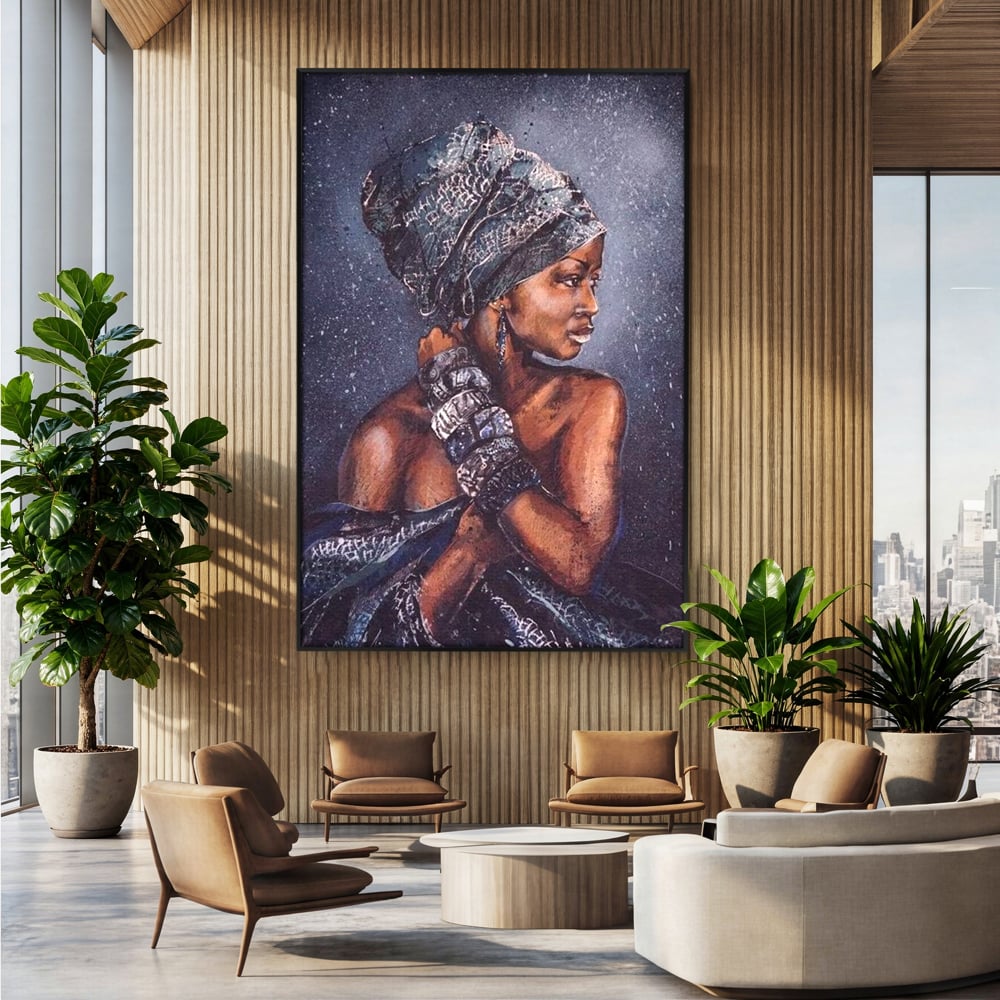 Tablou canvas cu tablou canvas cu portret de femeie africana, in rama de aluminiu negru, pe perete intr-un birou