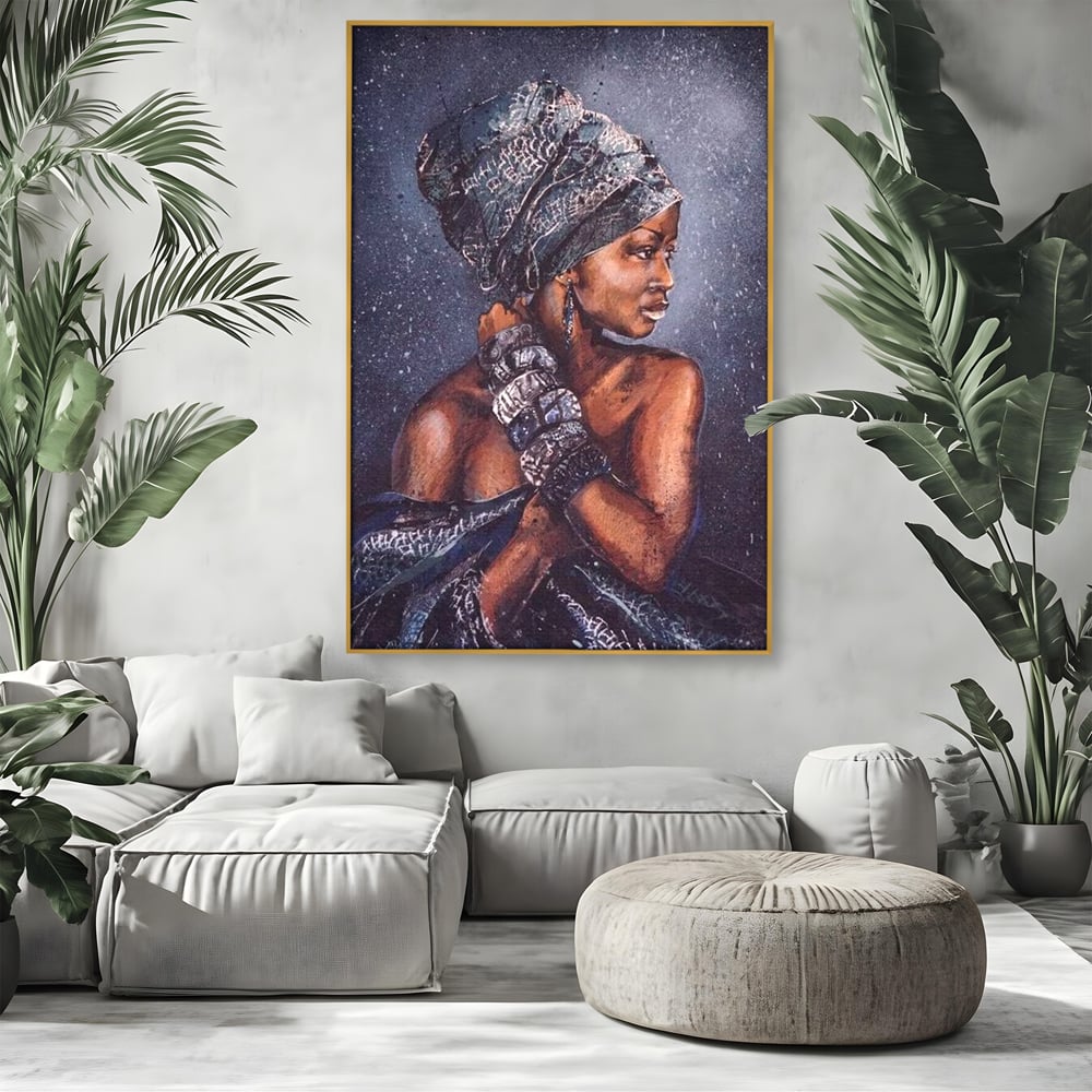 Tablou canvas cu tablou canvas cu portret de femeie africana, in rama de aluminiu auriu, pe perete intr-un living