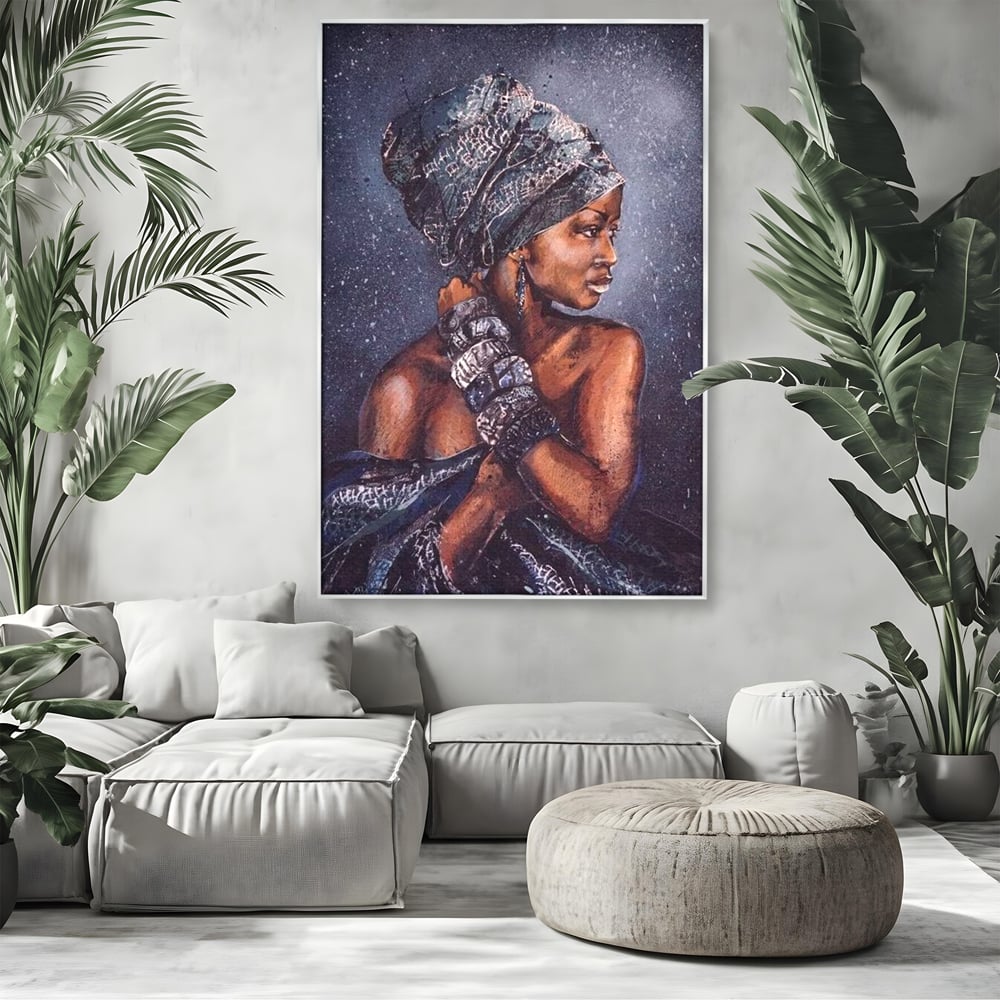 Tablou canvas cu tablou canvas cu portret de femeie africana, in rama de aluminiu argintiu, pe perete intr-un living
