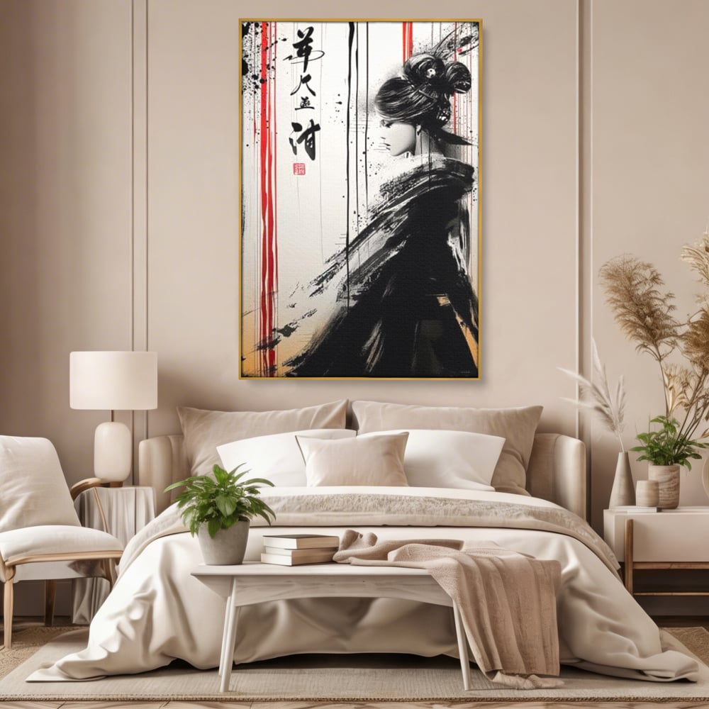 Tablou canvas cu tablou vertical cu gheisa in tus, in rama de aluminiu auriu, pe perete intr-un dormitor