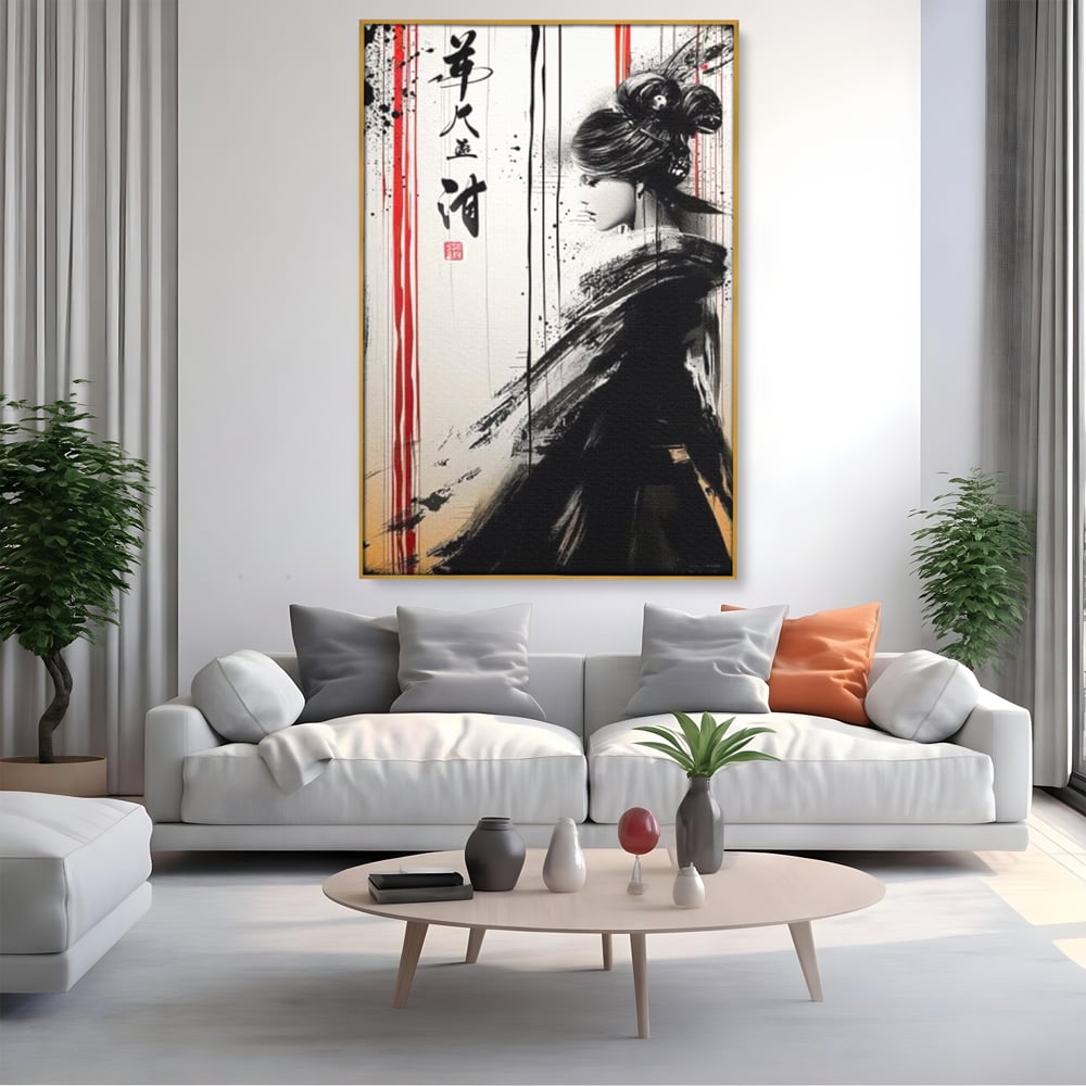 Tablou canvas cu tablou vertical cu gheisa in tus, in rama de aluminiu auriu, pe perete intr-un living
