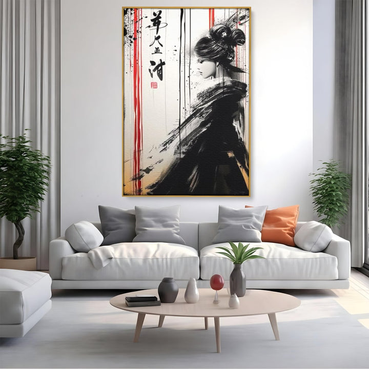 Tablou canvas cu tablou vertical cu gheisa in tus, in rama de aluminiu auriu, pe perete intr-un living
