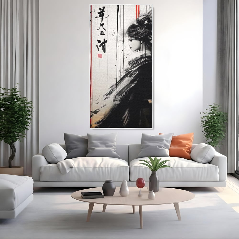Tablou canvas cu tablou vertical cu gheisa in tus, in rama de aluminiu argintiu, pe perete intr-un living