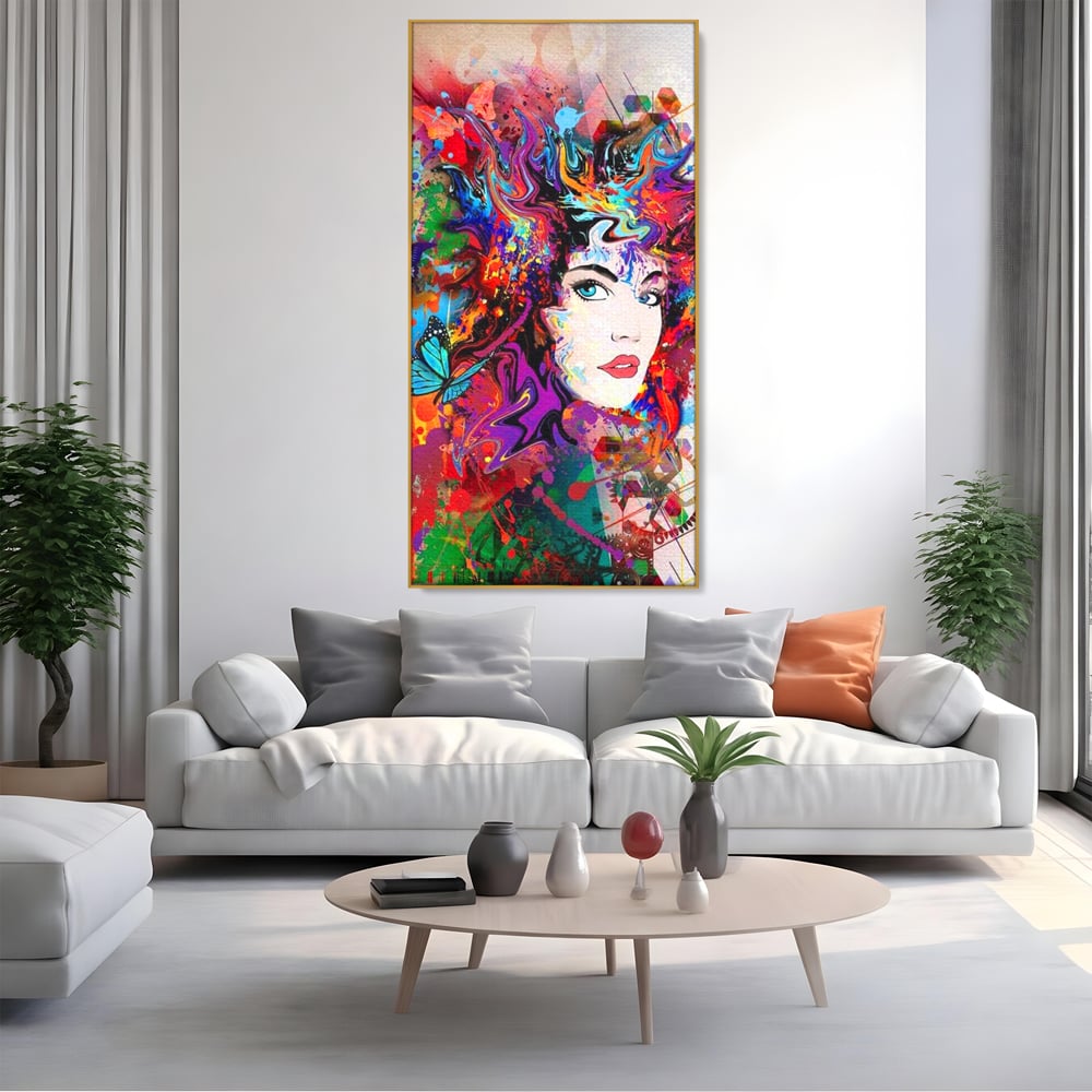 Tablou canvas cu tablou canvas cu portret artistic de femeie, in rama de aluminiu auriu, pe perete intr-un living