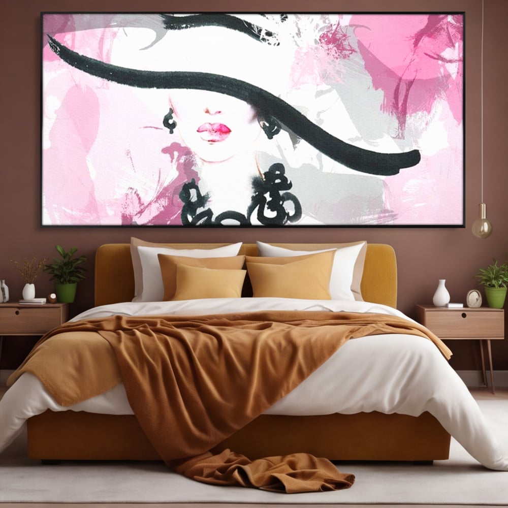 Tablou canvas cu ilustratie digitala cu femeie eleganta cu palarie si colier, in rama de aluminiu negru, pe perete intr-un dormitor