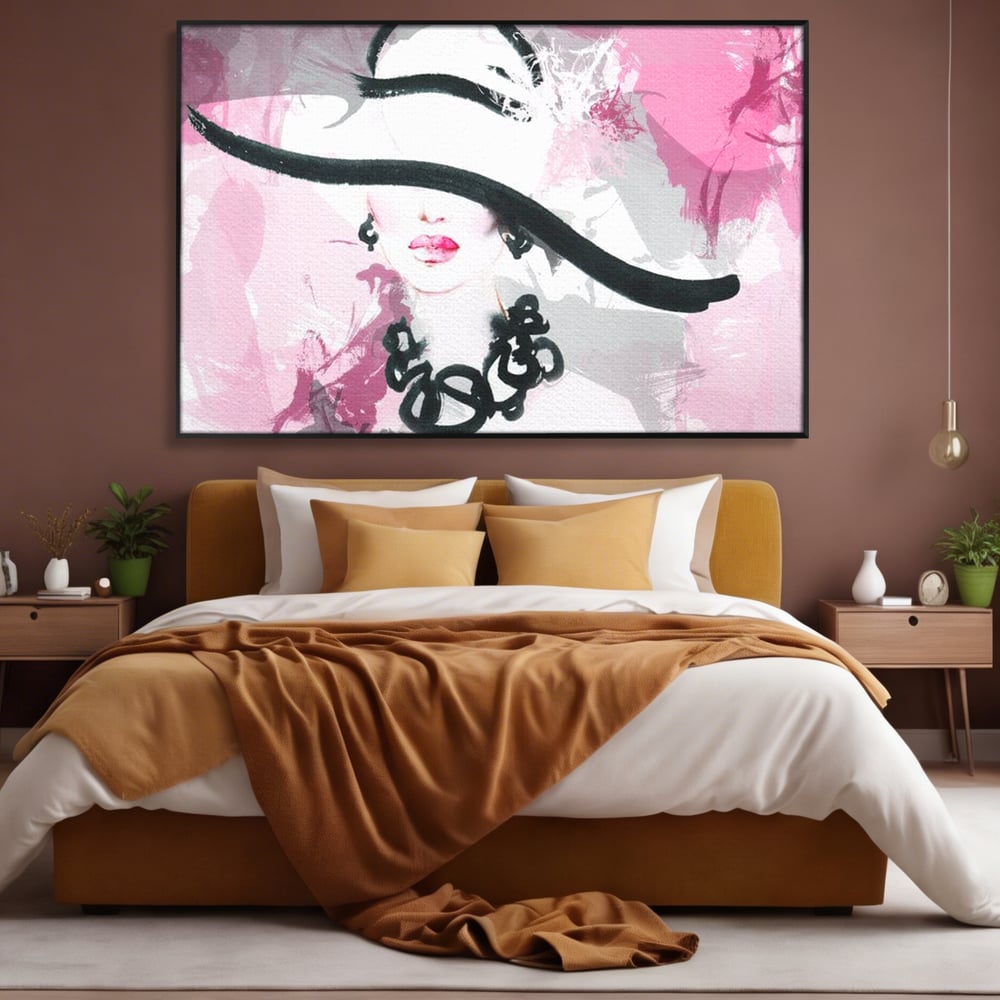 Tablou canvas cu ilustratie digitala cu femeie eleganta cu palarie si colier, in rama de aluminiu negru, pe perete intr-un dormitor