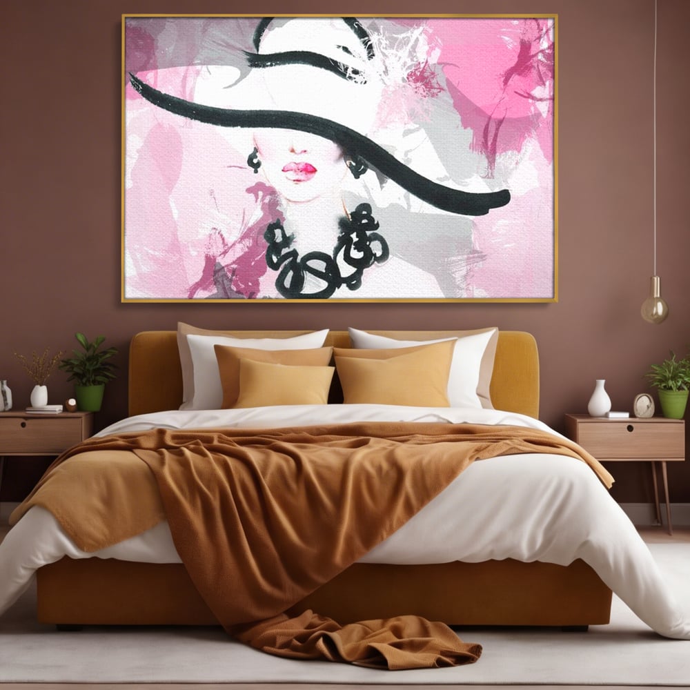 Tablou canvas cu ilustratie digitala cu femeie eleganta cu palarie si colier, in rama de aluminiu auriu, pe perete intr-un dormitor