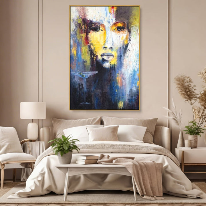 Tablou canvas cu tablou canvas cu femeie si pahar de martini, in rama de aluminiu auriu, pe perete intr-un dormitor