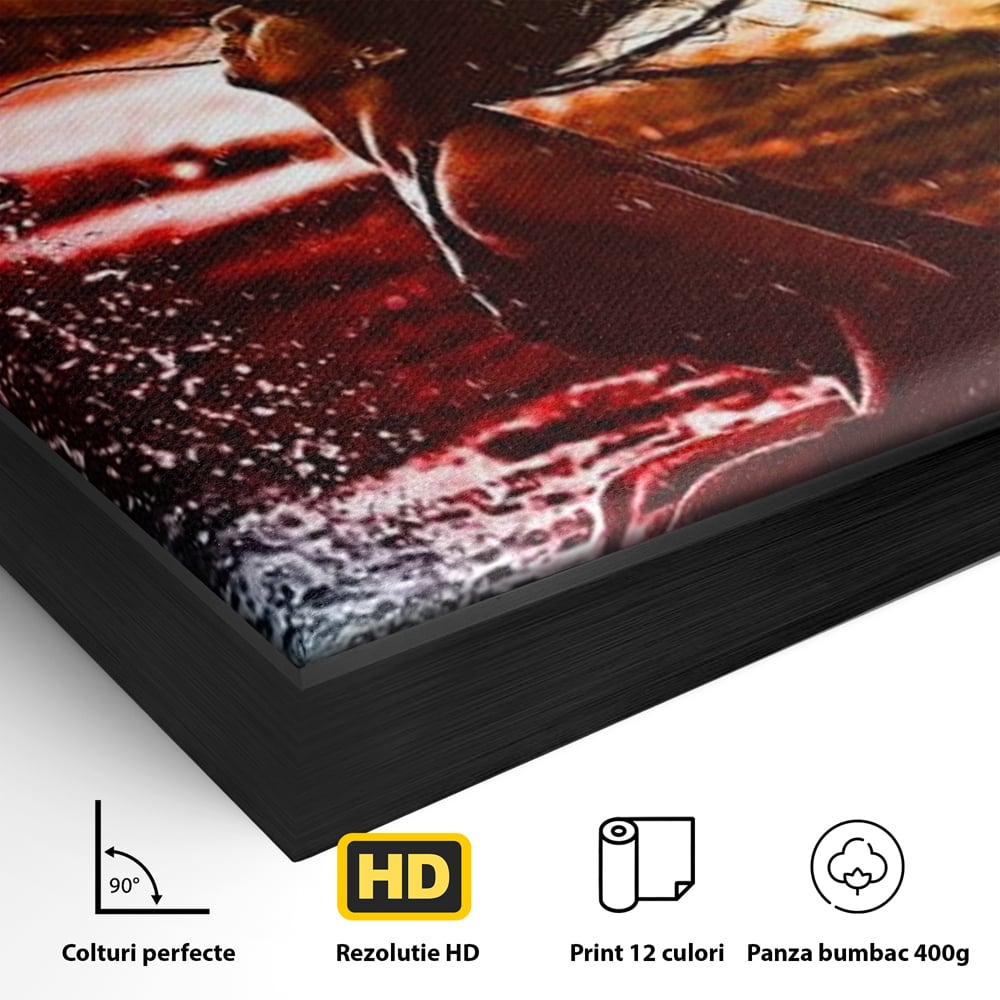 Detaliu al suprafetei: tablou canvas cu femeie si stropi de apa, in rama de aluminiu negru