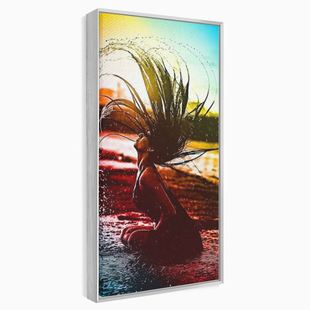 Tablou canvas cu tablou canvas cu femeie si stropi de apa, in rama de aluminiu argintiu