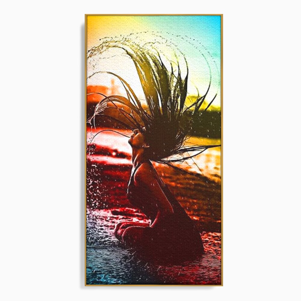 Tablou canvas cu tablou canvas cu femeie si stropi de apa, in rama de aluminiu auriu