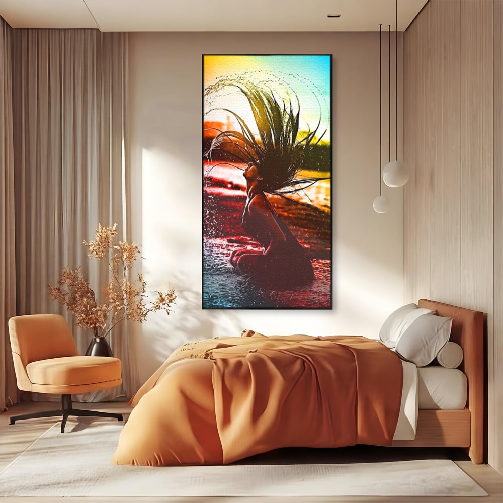 Tablou canvas cu tablou canvas cu femeie si stropi de apa, in rama de aluminiu negru, pe perete intr-un dormitor