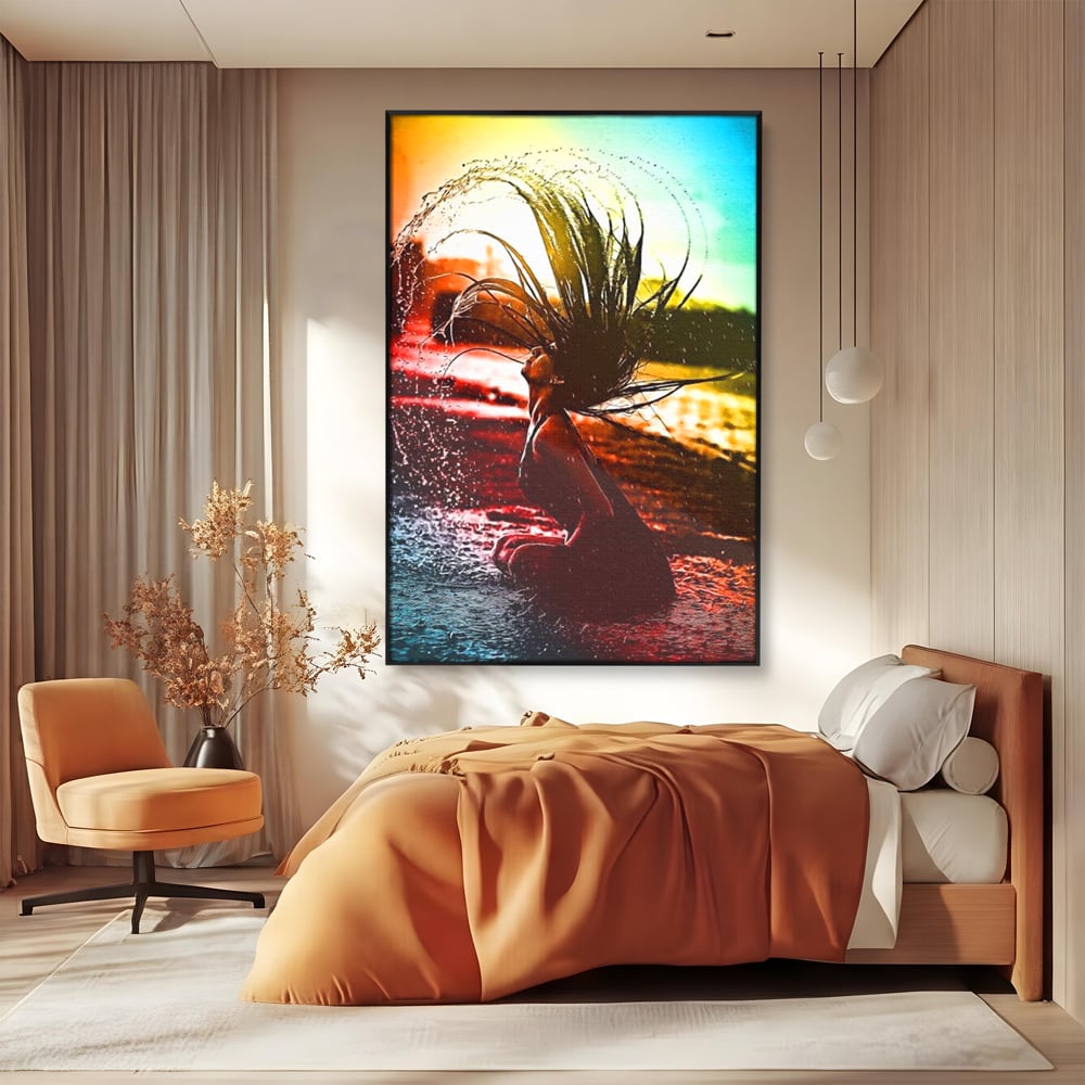 Tablou canvas cu tablou canvas cu femeie si stropi de apa, in rama de aluminiu negru, pe perete intr-un dormitor