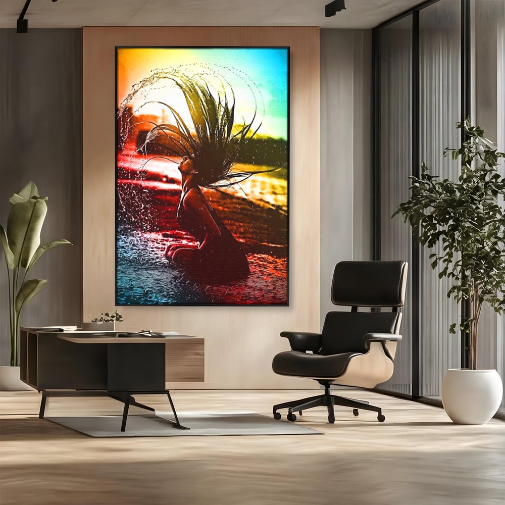 Tablou canvas cu tablou canvas cu femeie si stropi de apa, in rama de aluminiu negru, pe perete intr-un birou