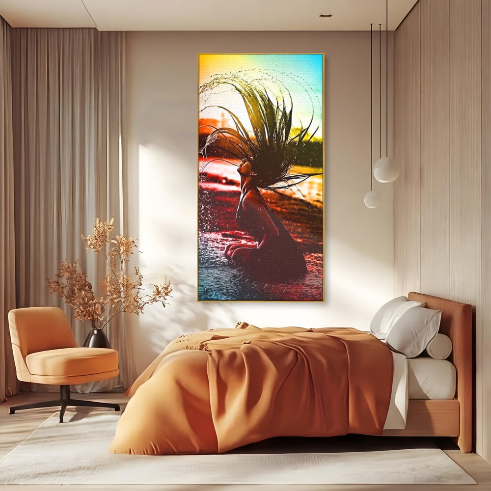 Tablou canvas cu tablou canvas cu femeie si stropi de apa, in rama de aluminiu auriu, pe perete intr-un dormitor