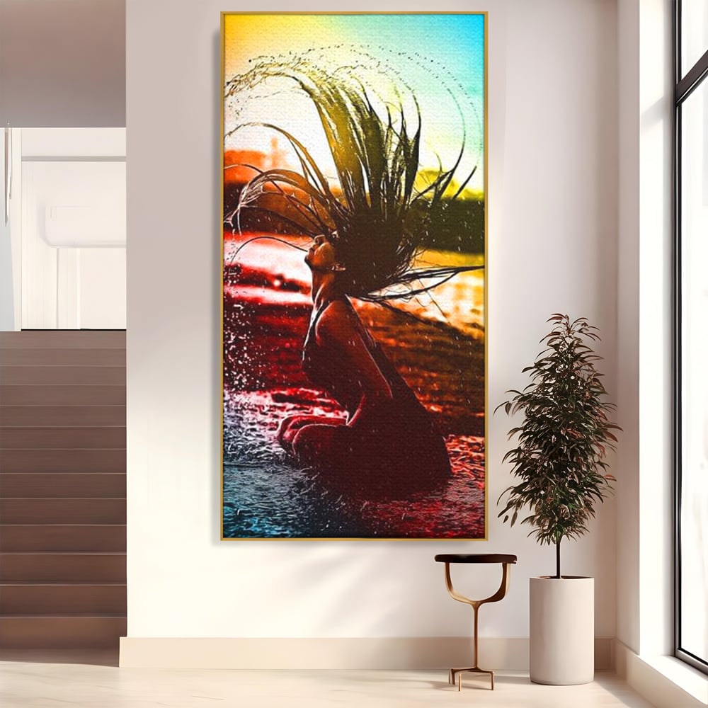Tablou canvas cu tablou canvas cu femeie si stropi de apa, in rama de aluminiu auriu