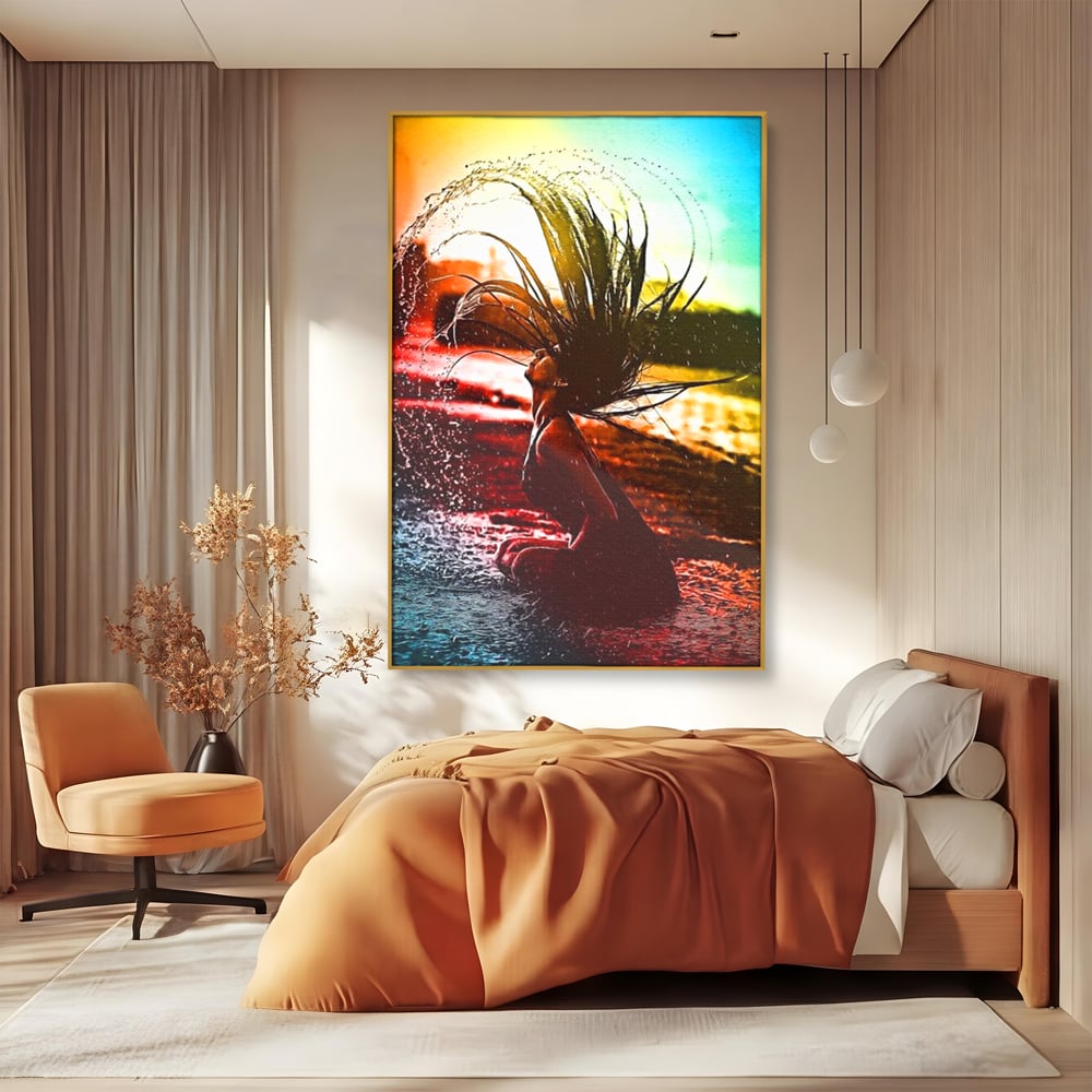 Tablou canvas cu tablou canvas cu femeie si stropi de apa, in rama de aluminiu auriu, pe perete intr-un dormitor