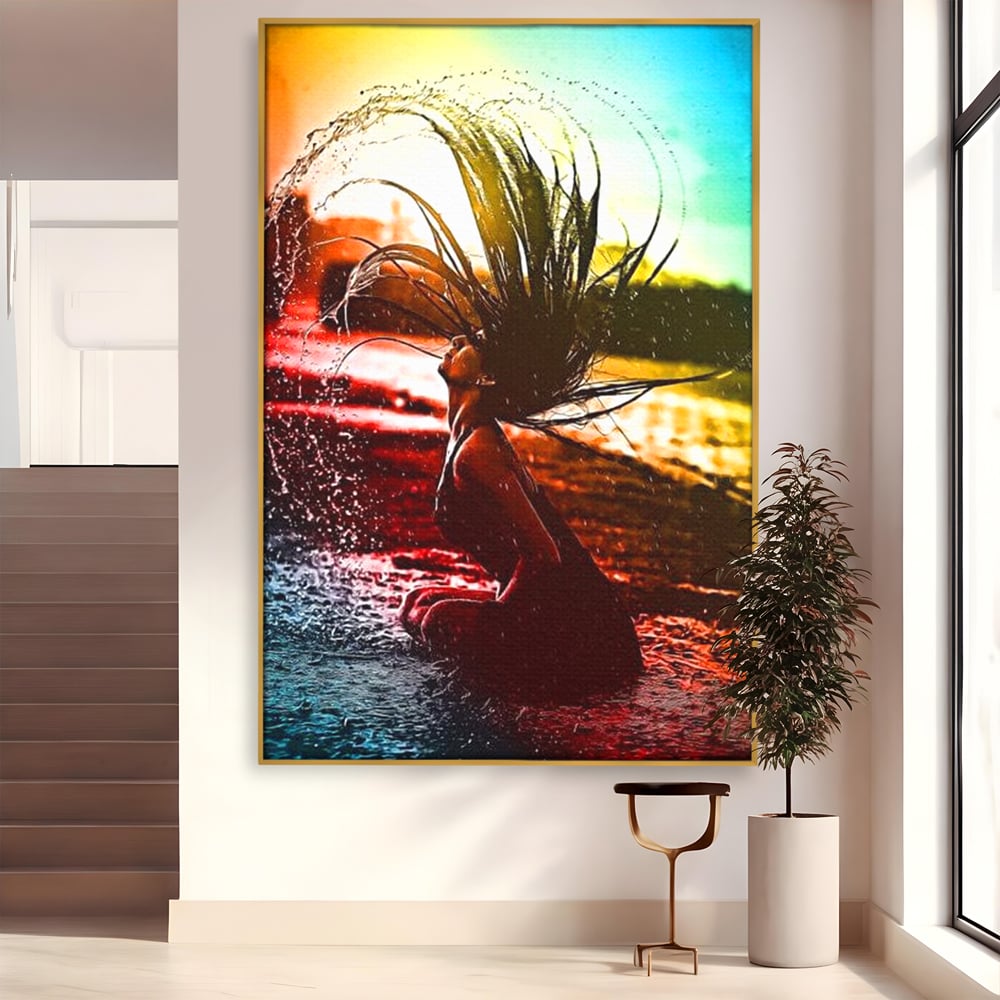 Tablou canvas cu tablou canvas cu femeie si stropi de apa, in rama de aluminiu auriu
