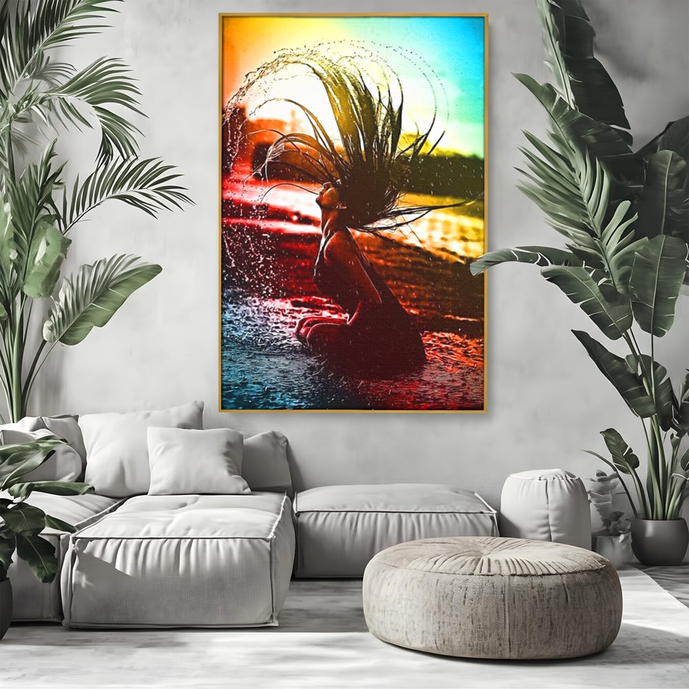 Tablou canvas cu tablou canvas cu femeie si stropi de apa, in rama de aluminiu auriu, pe perete intr-un living