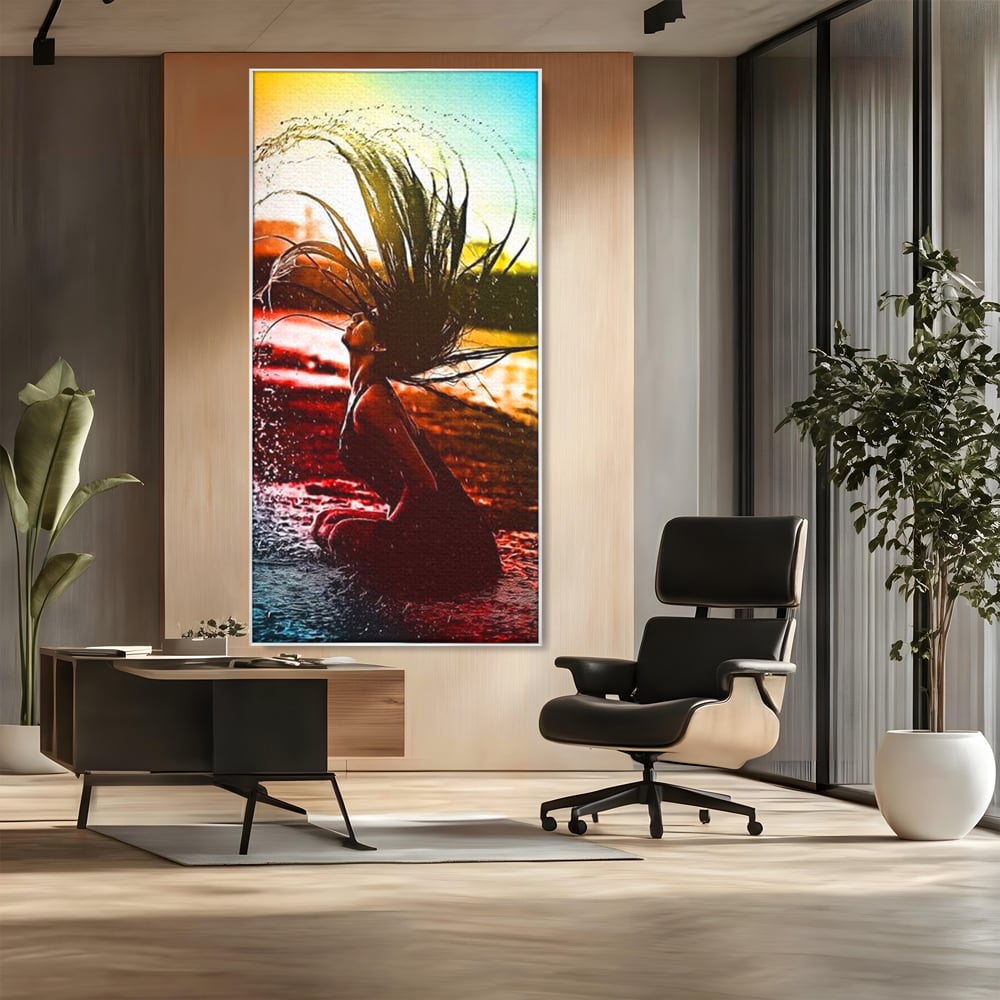 Tablou canvas cu tablou canvas cu femeie si stropi de apa, in rama de aluminiu argintiu, pe perete intr-un birou