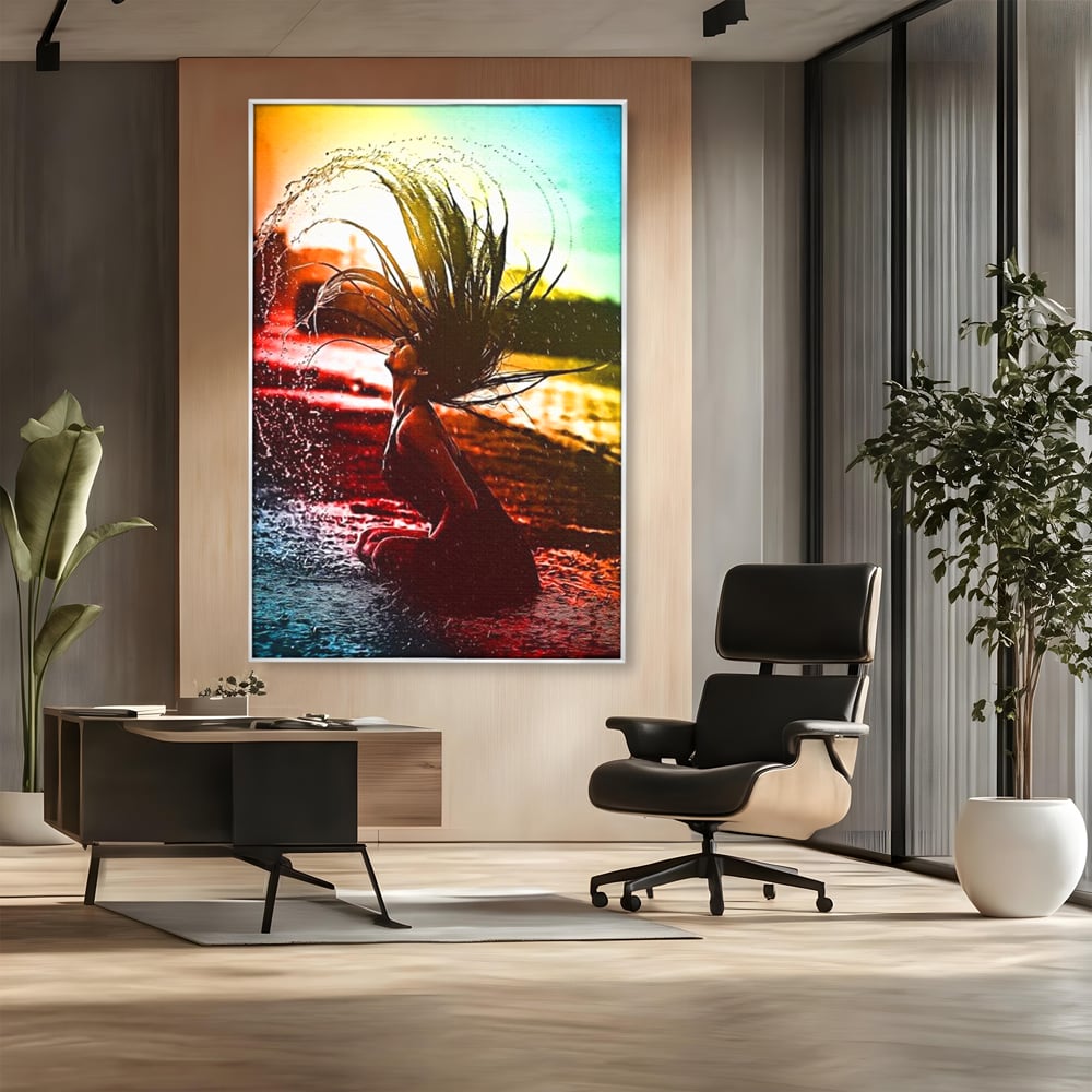Tablou canvas cu tablou canvas cu femeie si stropi de apa, in rama de aluminiu argintiu, pe perete intr-un birou