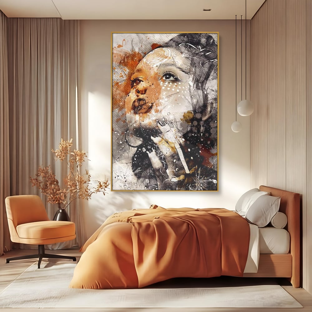 Tablou canvas cu tablou canvas cu portret abstract feminin, in rama de aluminiu auriu, pe perete intr-un dormitor