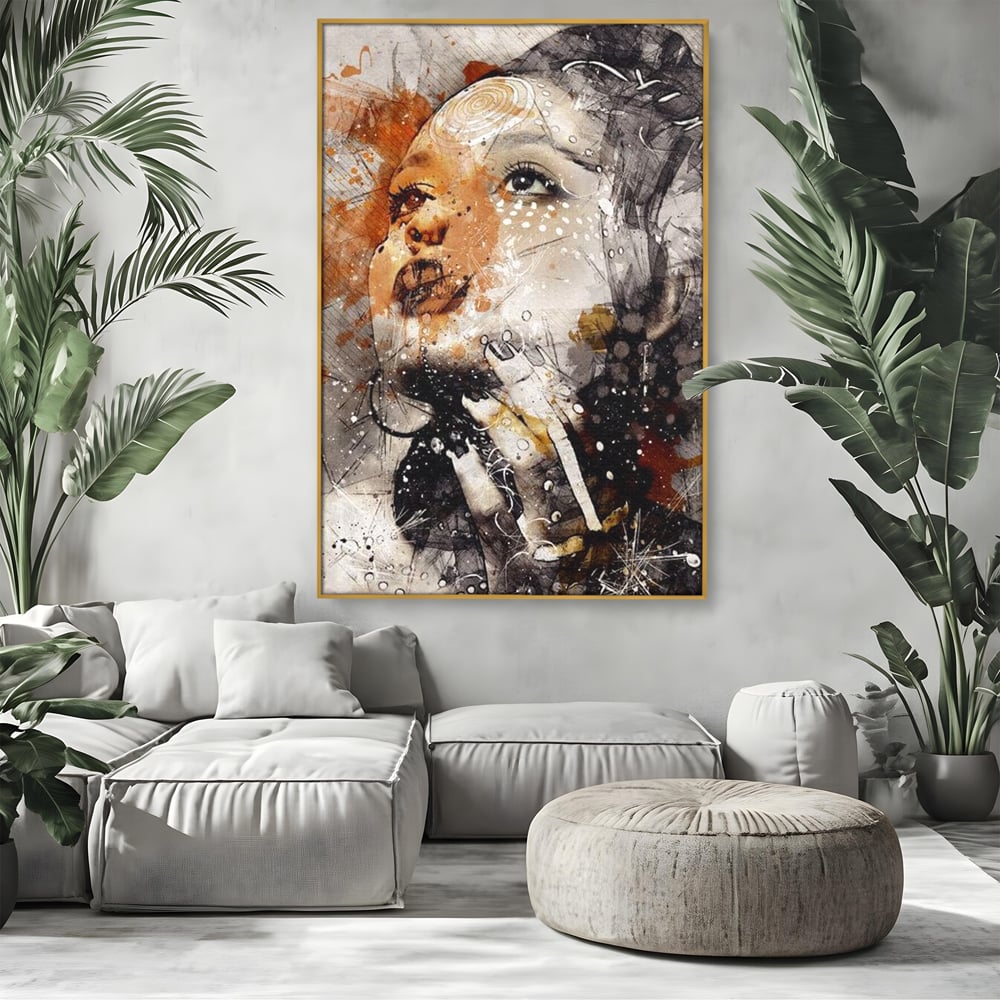 Tablou canvas cu tablou canvas cu portret abstract feminin, in rama de aluminiu auriu, pe perete intr-un living