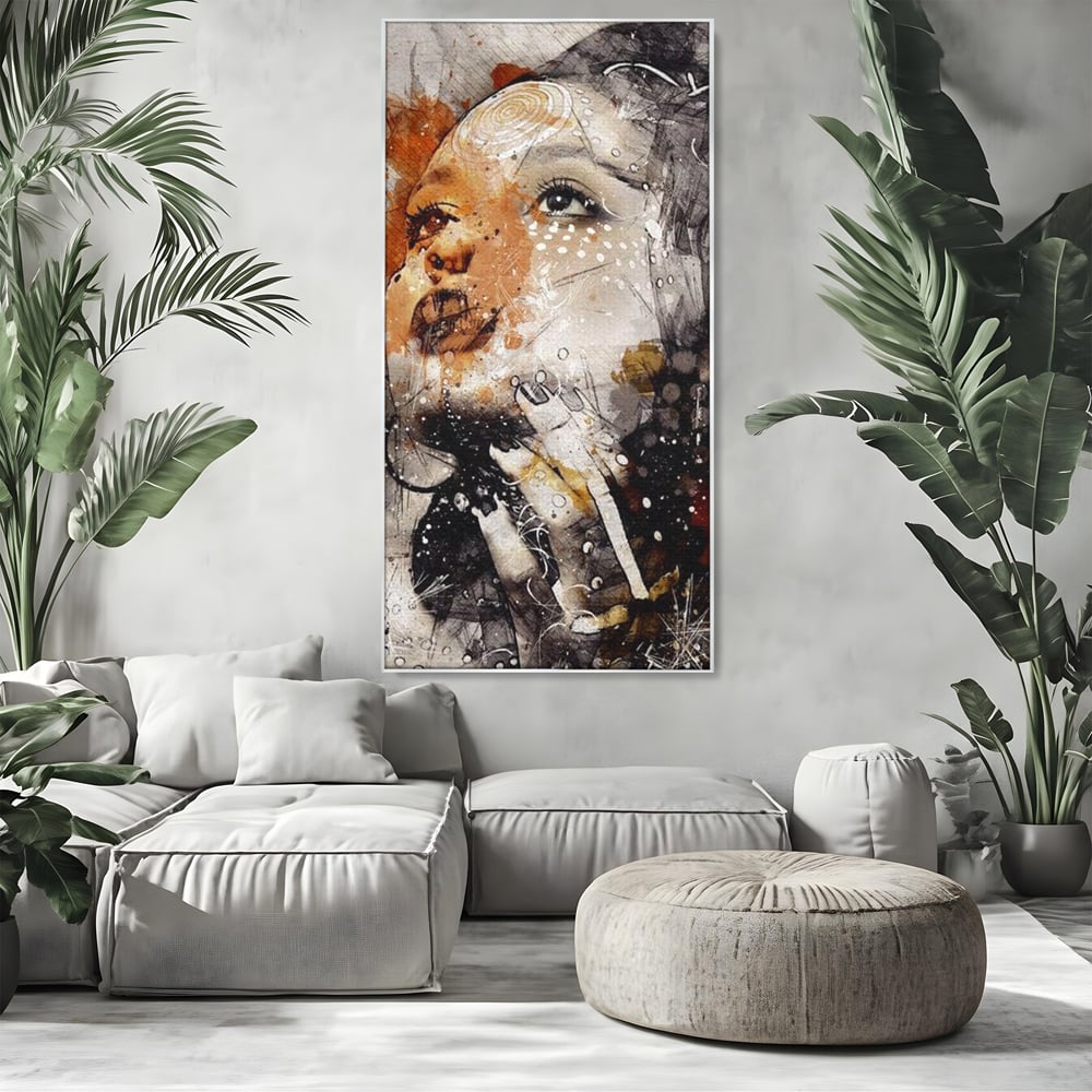 Tablou canvas cu tablou canvas cu portret abstract feminin, in rama de aluminiu argintiu, pe perete intr-un living