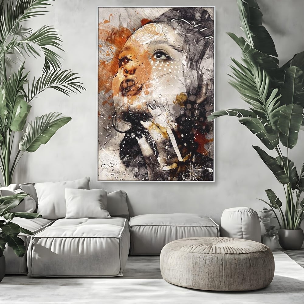 Tablou canvas cu tablou canvas cu portret abstract feminin, in rama de aluminiu argintiu, pe perete intr-un living