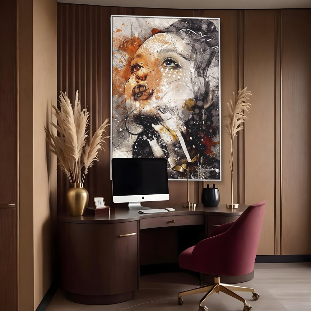 Tablou canvas cu tablou canvas cu portret abstract feminin, in rama de aluminiu argintiu, pe perete intr-un birou