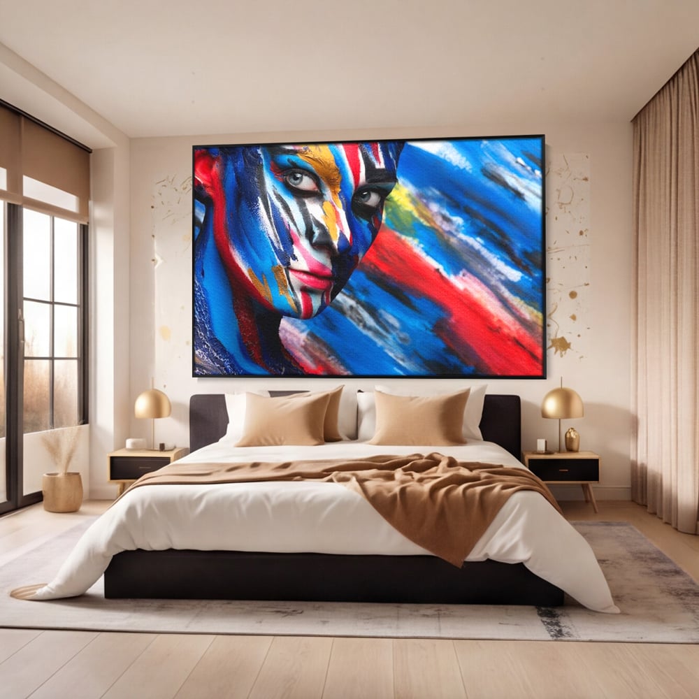 Tablou canvas cu tablou canvas cu fata de femeie pictata, in rama de aluminiu negru, pe perete intr-un dormitor