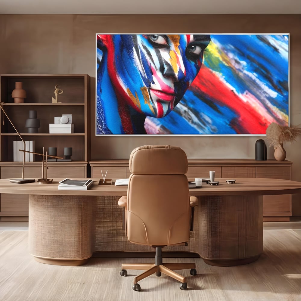 Tablou canvas cu tablou canvas cu fata de femeie pictata, in rama de aluminiu argintiu, pe perete intr-un birou