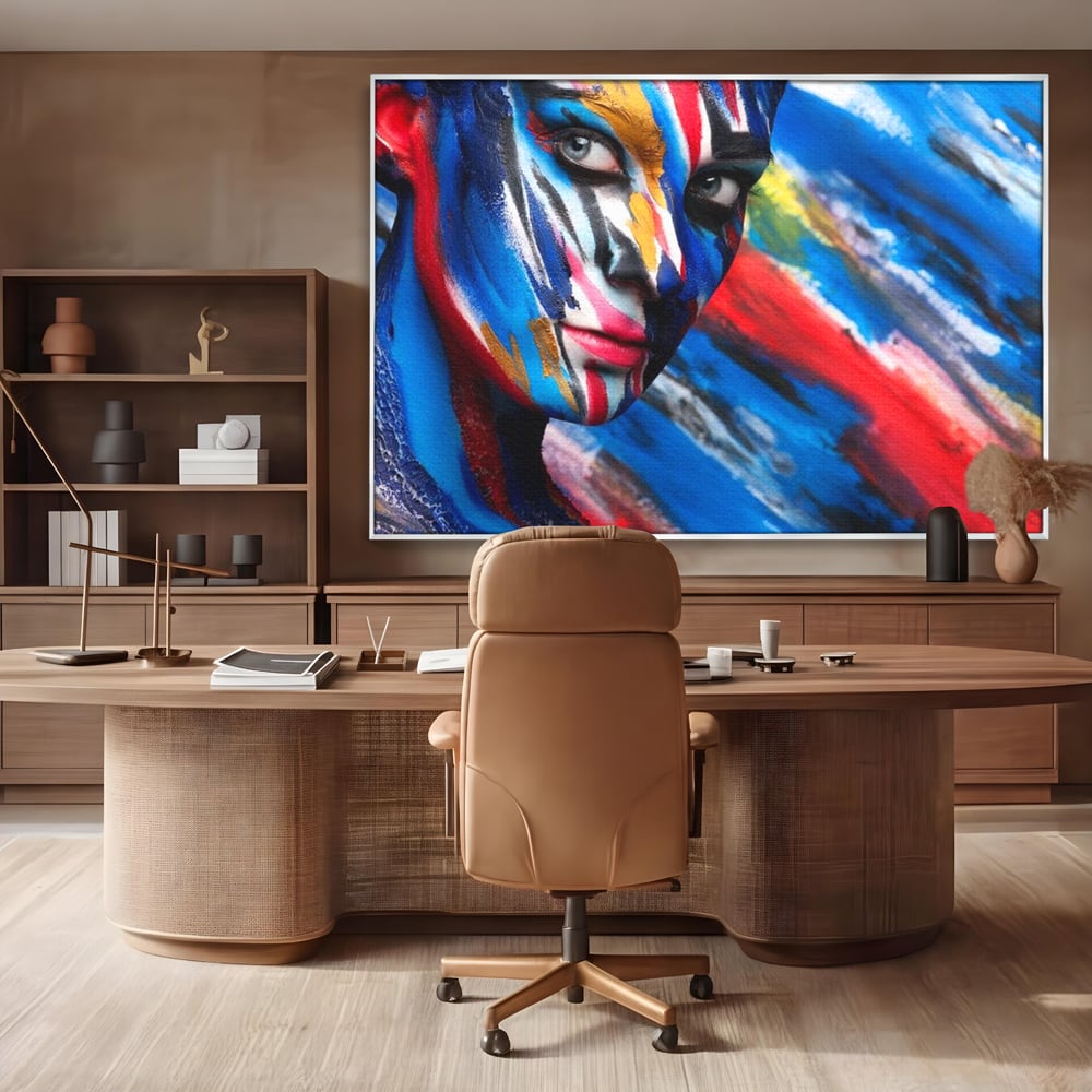 Tablou canvas cu tablou canvas cu fata de femeie pictata, in rama de aluminiu argintiu, pe perete intr-un birou
