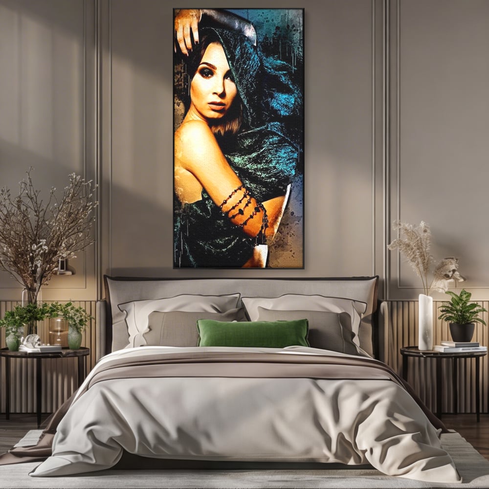 Tablou canvas cu tablou canvas portret femeie misterioasa, in rama de aluminiu negru, pe perete intr-un dormitor