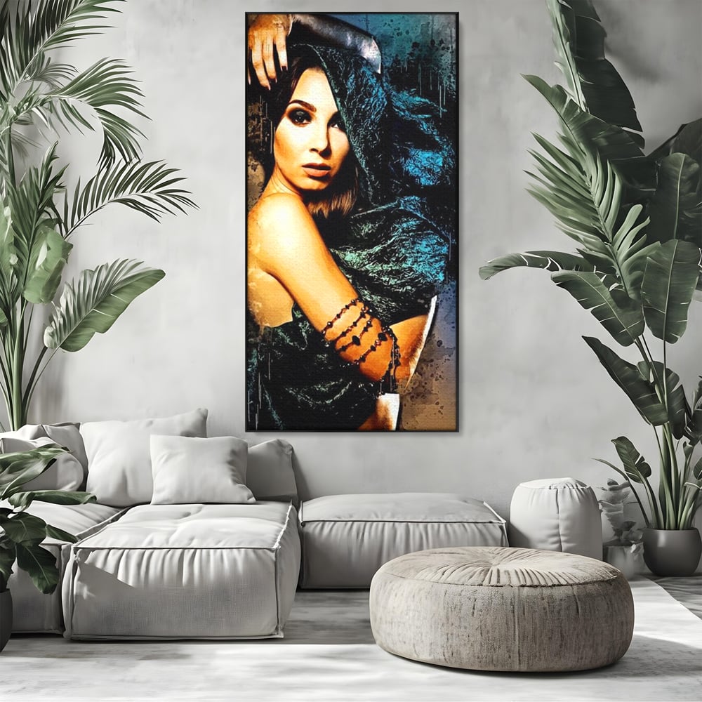 Tablou canvas cu tablou canvas portret femeie misterioasa, in rama de aluminiu negru, pe perete intr-un living