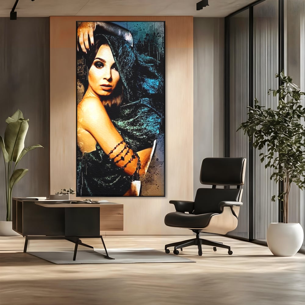 Tablou canvas cu tablou canvas portret femeie misterioasa, in rama de aluminiu negru, pe perete intr-un birou