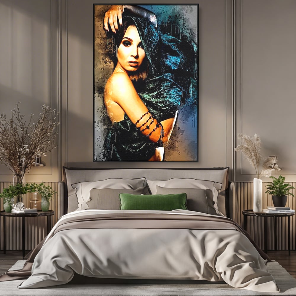 Tablou canvas cu tablou canvas portret femeie misterioasa, in rama de aluminiu negru, pe perete intr-un dormitor
