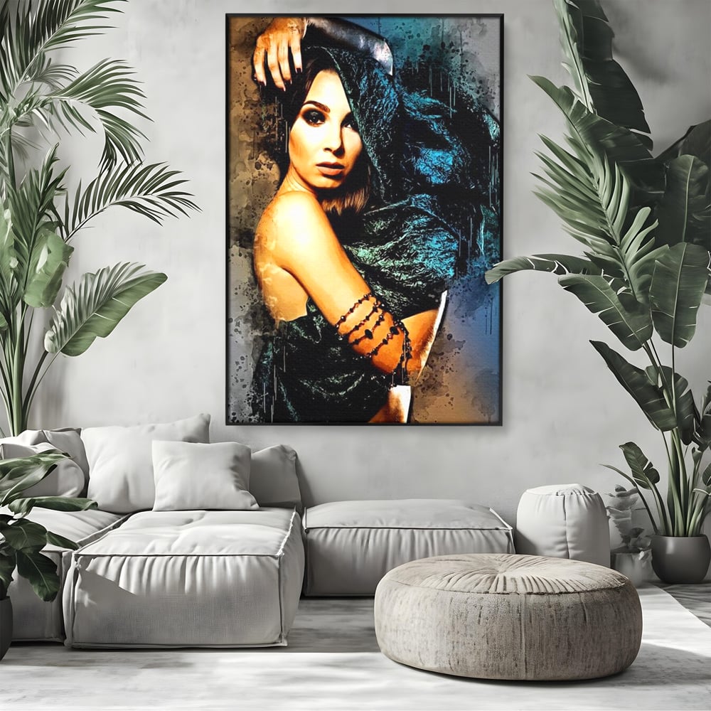 Tablou canvas cu tablou canvas portret femeie misterioasa, in rama de aluminiu negru, pe perete intr-un living