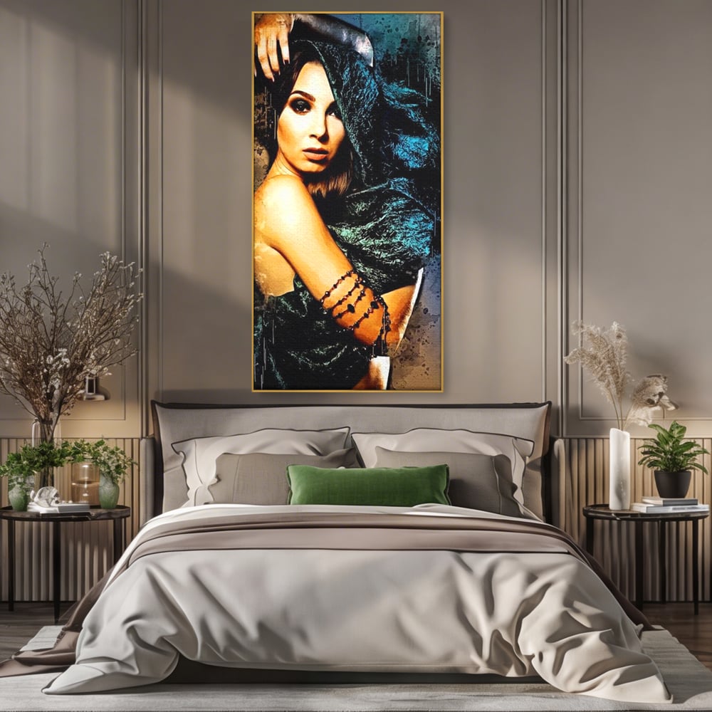 Tablou canvas cu tablou canvas portret femeie misterioasa, in rama de aluminiu auriu, pe perete intr-un dormitor