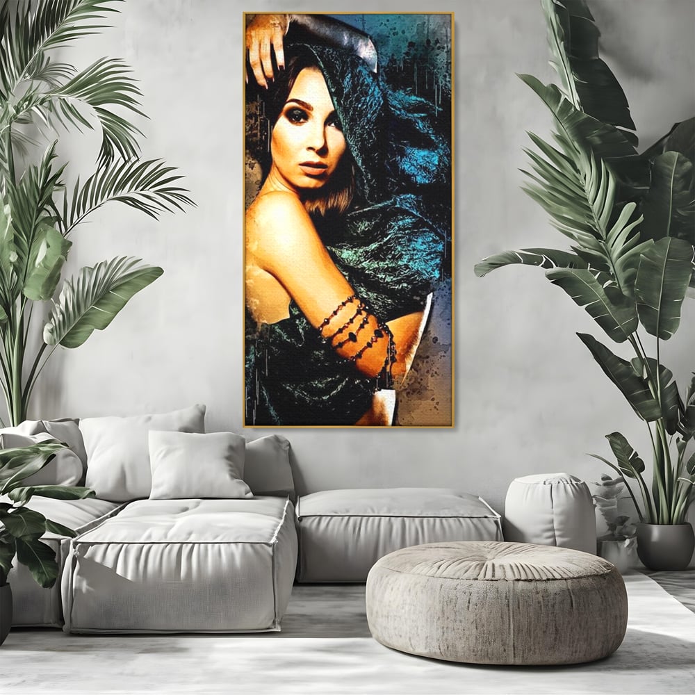 Tablou canvas cu tablou canvas portret femeie misterioasa, in rama de aluminiu auriu, pe perete intr-un living
