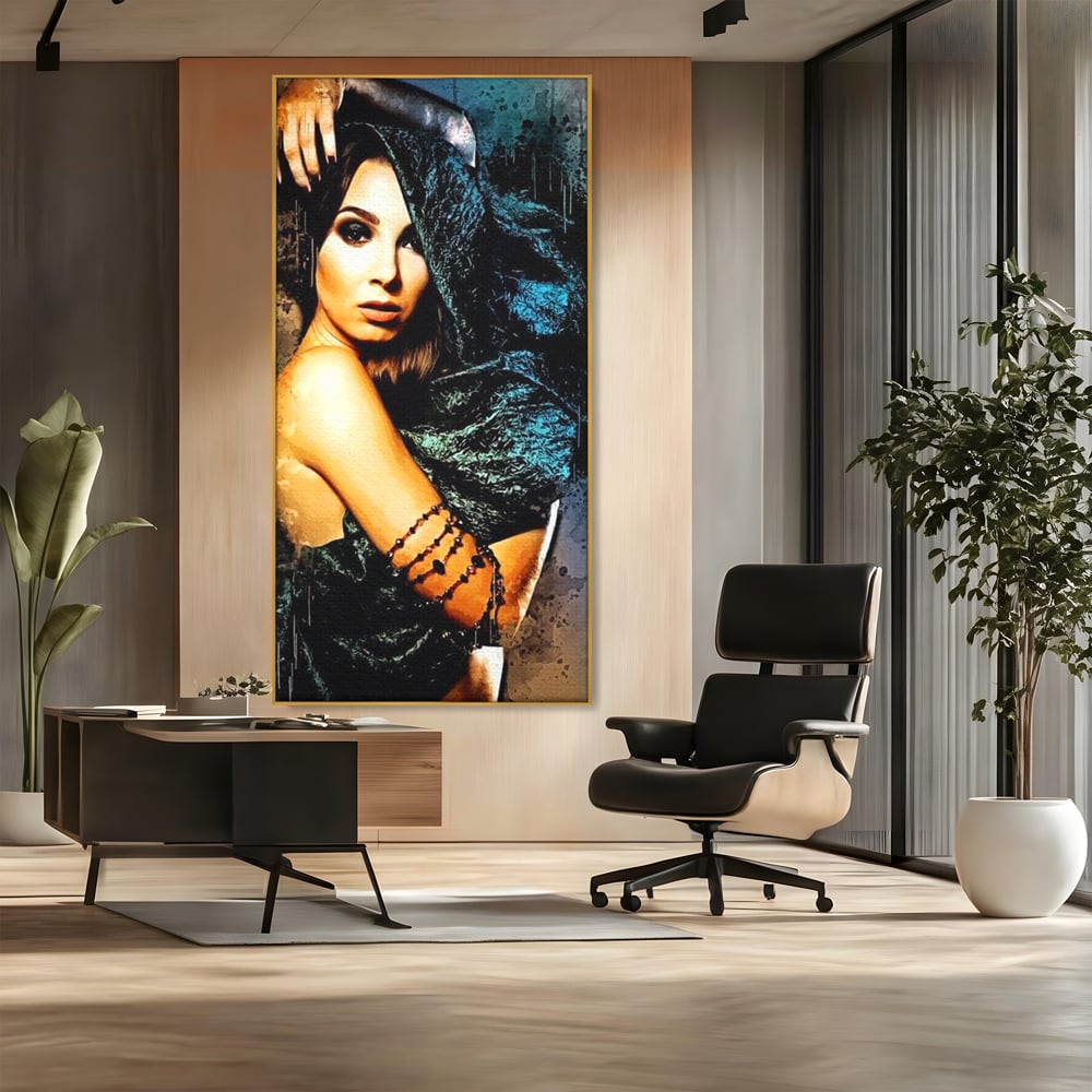 Tablou canvas cu tablou canvas portret femeie misterioasa, in rama de aluminiu auriu, pe perete intr-un birou