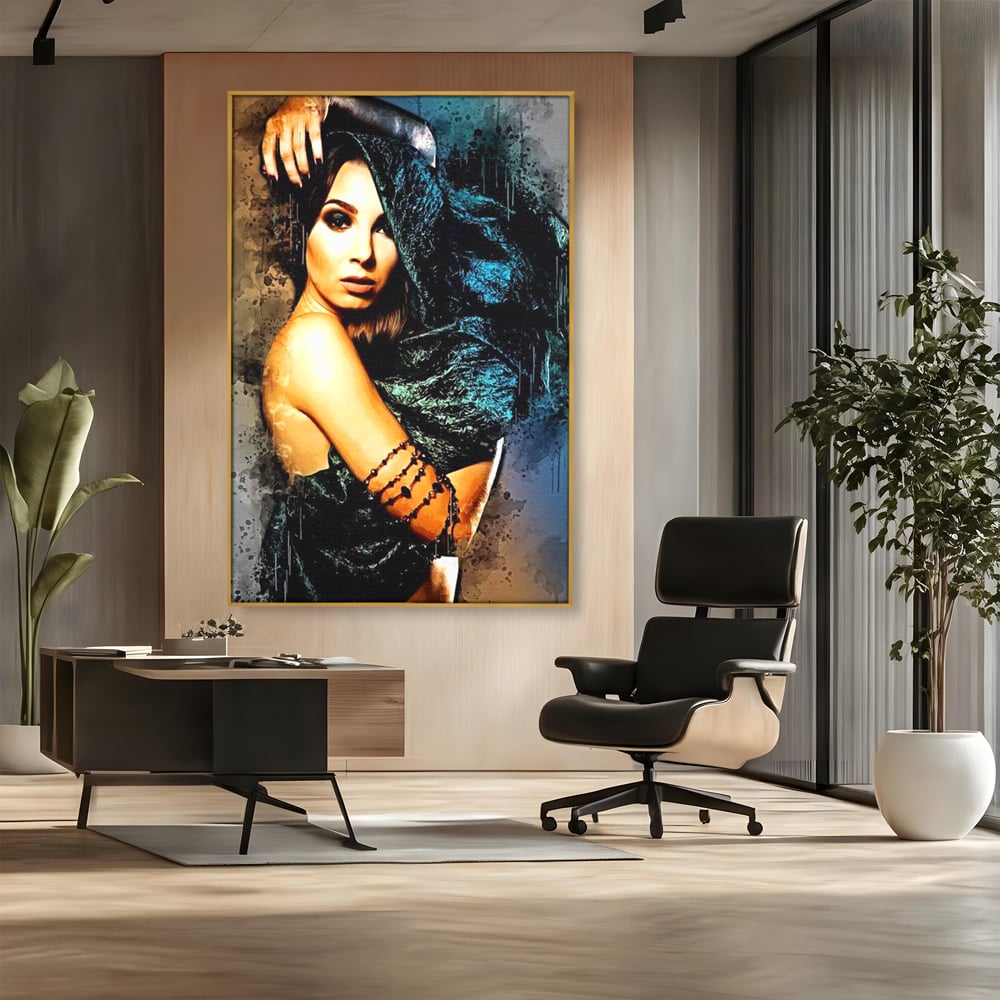 Tablou canvas cu tablou canvas portret femeie misterioasa, in rama de aluminiu auriu, pe perete intr-un birou
