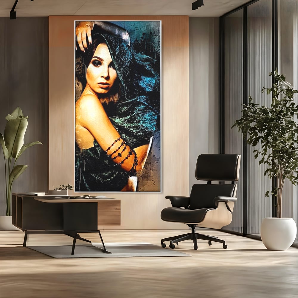 Tablou canvas cu tablou canvas portret femeie misterioasa, in rama de aluminiu argintiu, pe perete intr-un birou