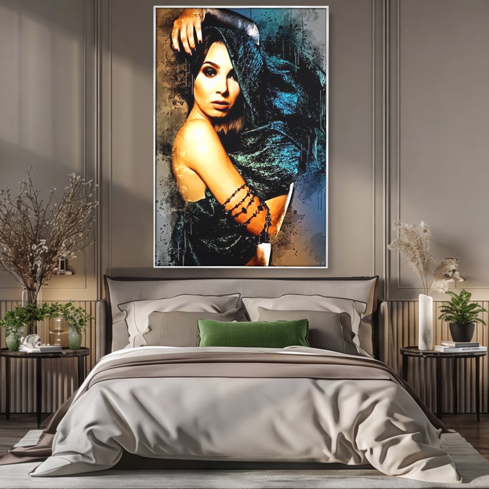 Tablou canvas cu tablou canvas portret femeie misterioasa, in rama de aluminiu argintiu, pe perete intr-un dormitor