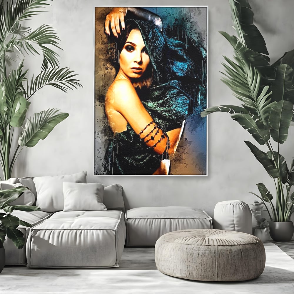 Tablou canvas cu tablou canvas portret femeie misterioasa, in rama de aluminiu argintiu, pe perete intr-un living