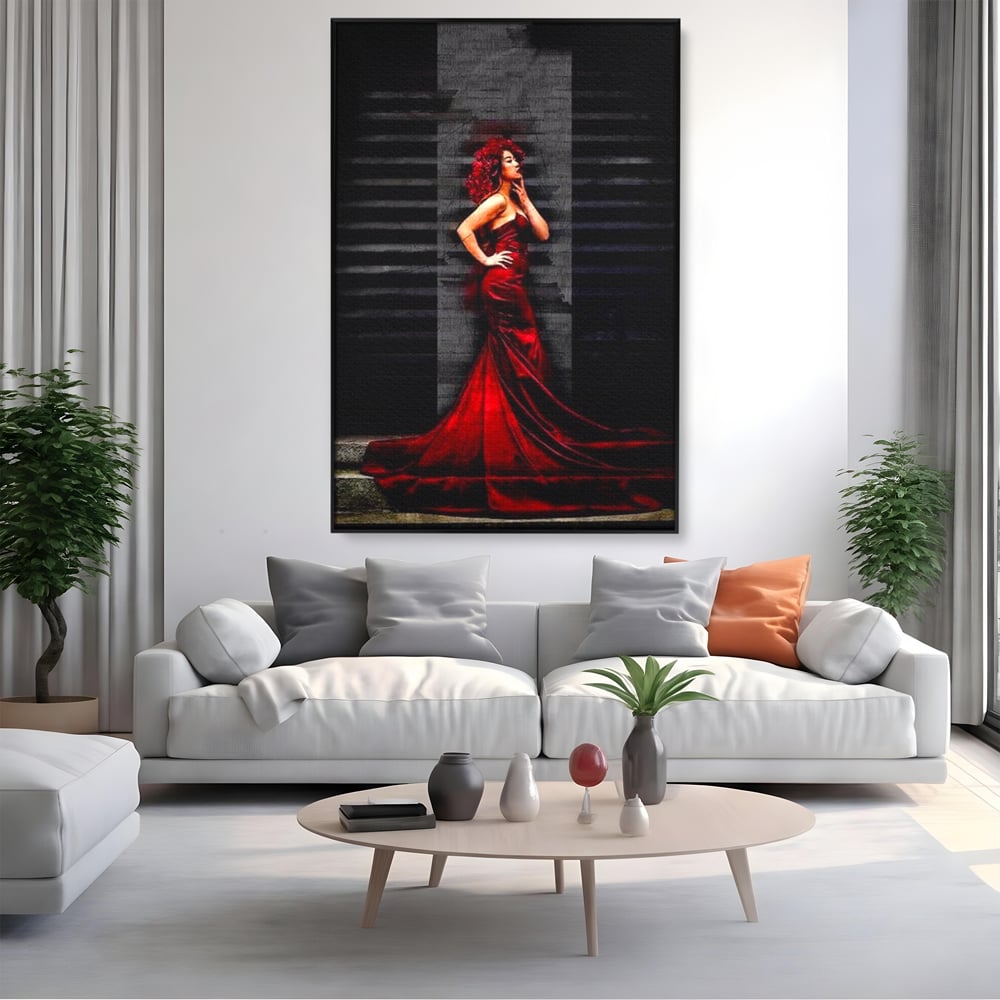 Tablou canvas cu tablou canvas cu femeie in rochie rosie, in rama de aluminiu negru, pe perete intr-un living